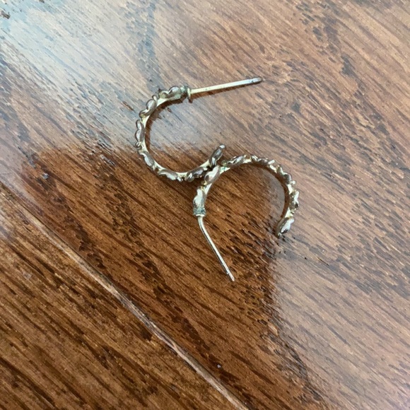 dainty flower brandy melville earrings - Picture 5 of 5